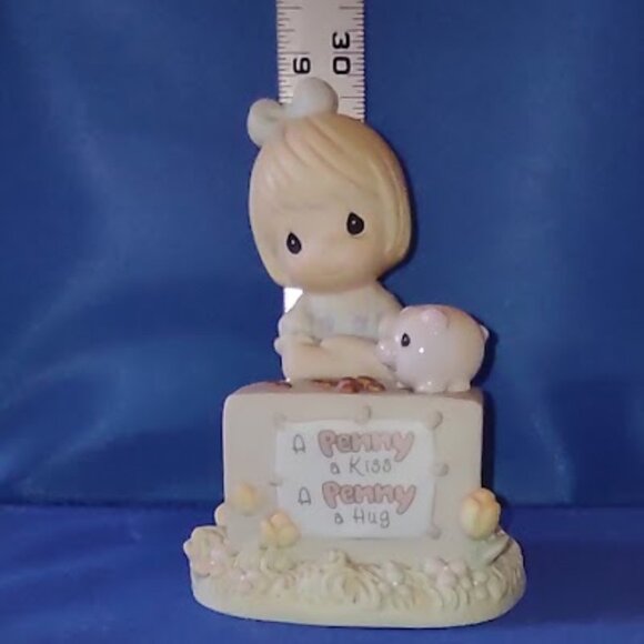 PRECIOUS MOMENTS A PENNY A KISS A PENNY A HUG FIGURINE WITH PIGGY BANK AND SIGN - Picture 2 of 9